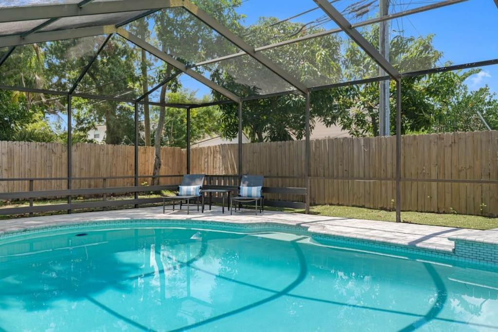 2 Story Pool Mins From The Holiday home Clearwater
