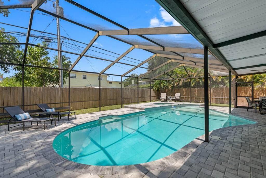 2 Story Pool Mins From The Clearwater