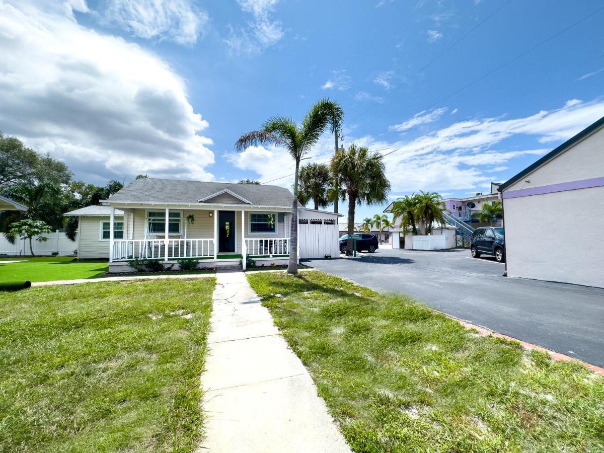 Holiday home 2b1b Stylish Little House W Shared Pool 511 Clearwater