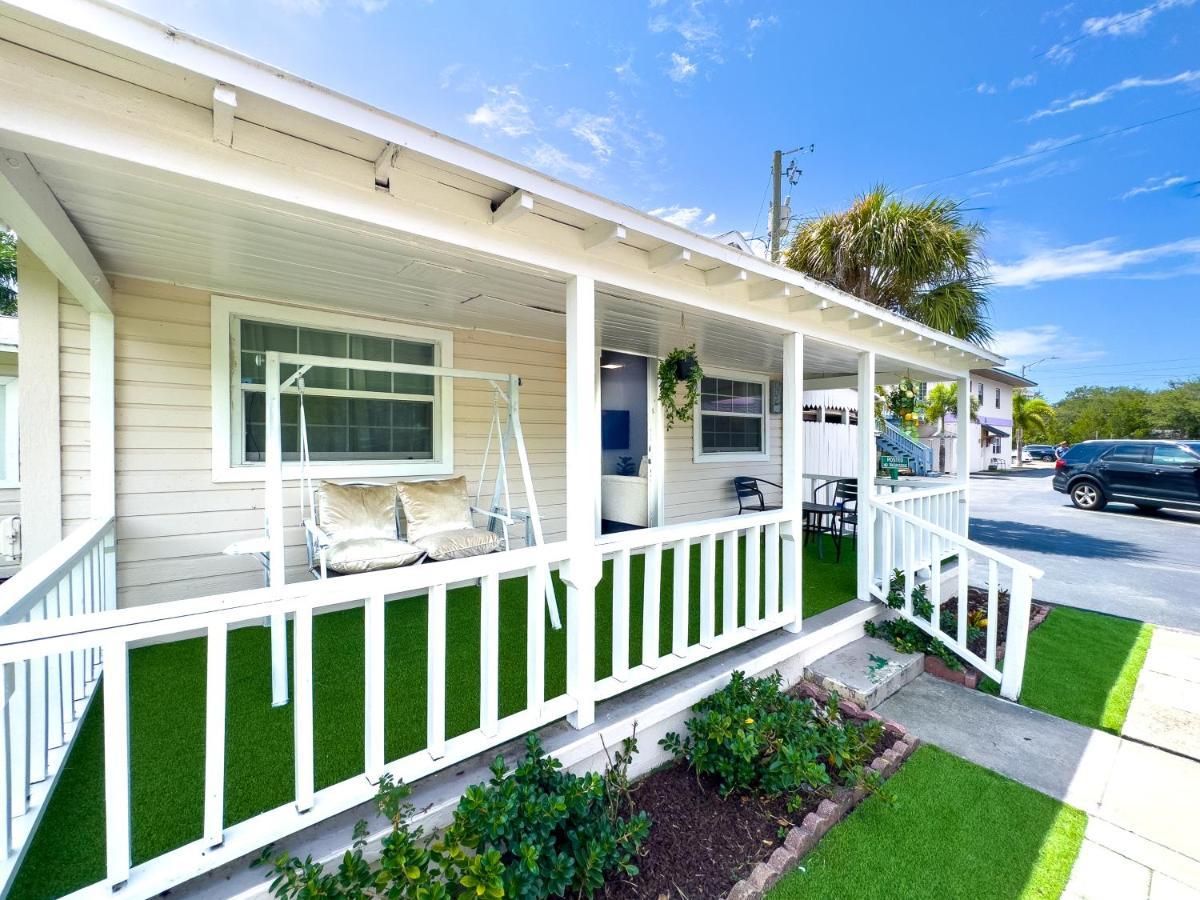 2b1b Stylish Little House W Shared Pool 511 Clearwater