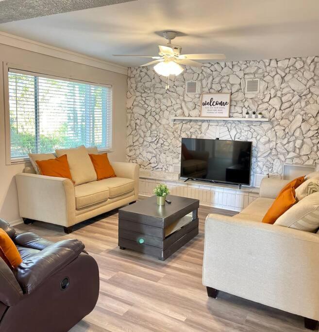 Large 3 Bedroom 12 Minutes To * Clearwater