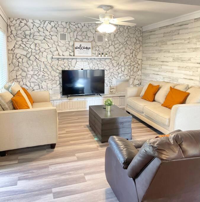 Large 3 Bedroom 12 Minutes To *