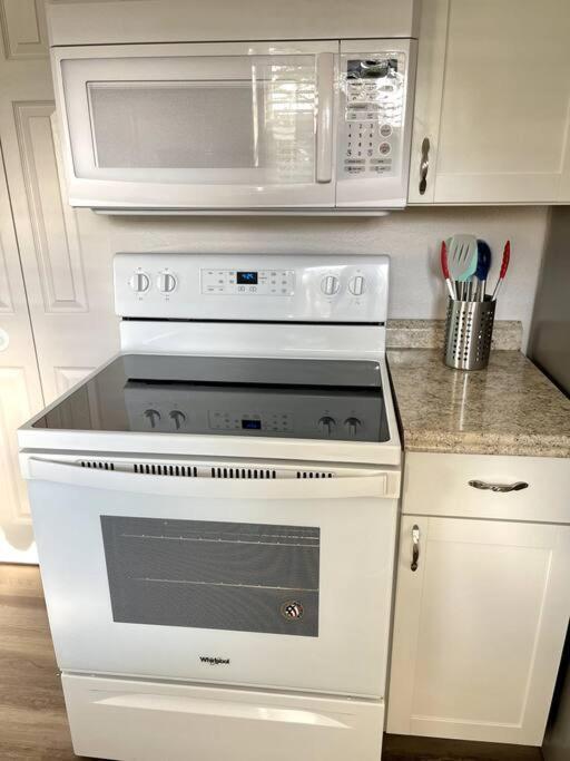 Large 3 Bedroom 12 Minutes To Holiday home *