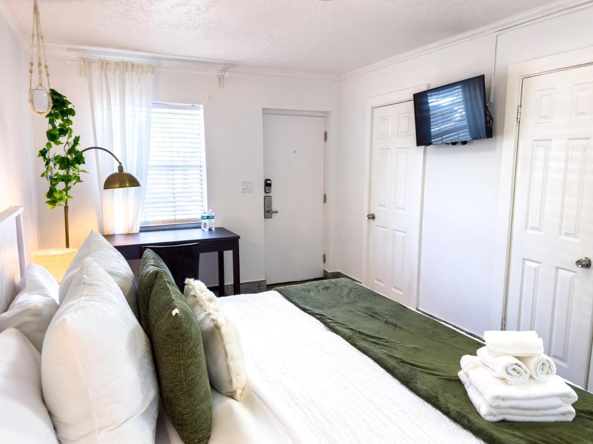 1k Bed With Shared Pool 02 * Clearwater