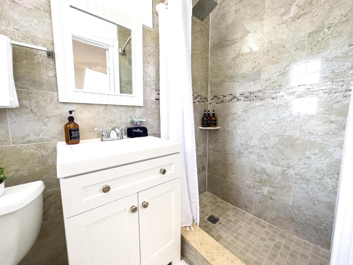 1k Bed With Shared Pool 02 * Clearwater
