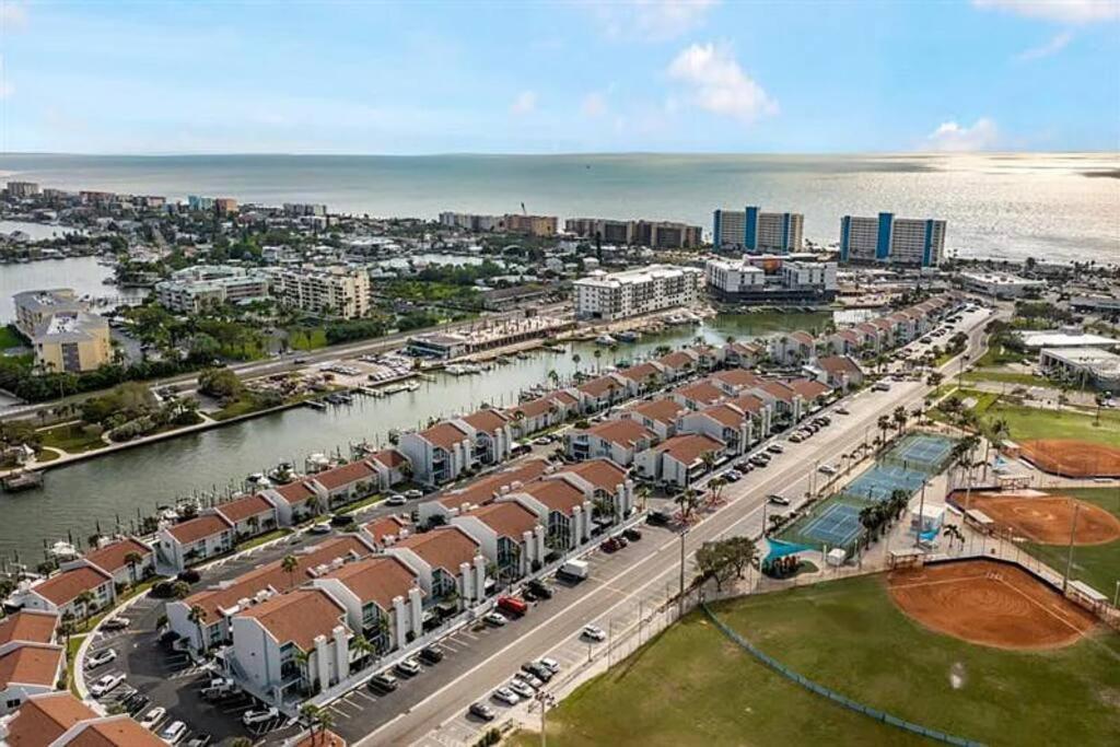 Luxury Cozy Retreat: Waterfront Near Holiday home Clearwater