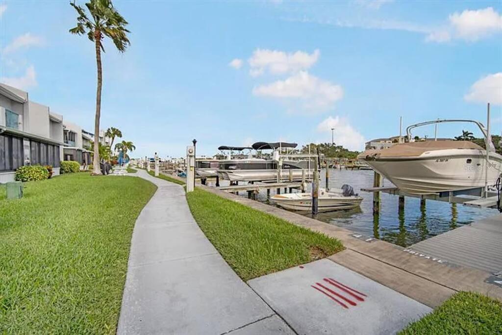 Luxury Cozy Retreat: Waterfront Near Holiday home Clearwater