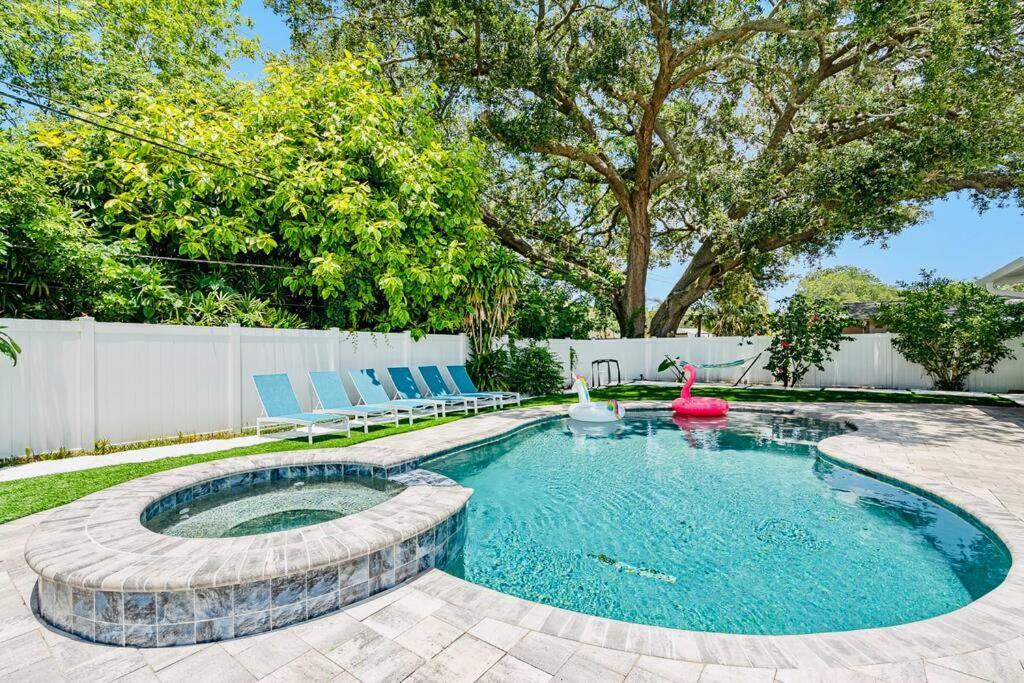 Heated Pool & Jetted -- Mins To *