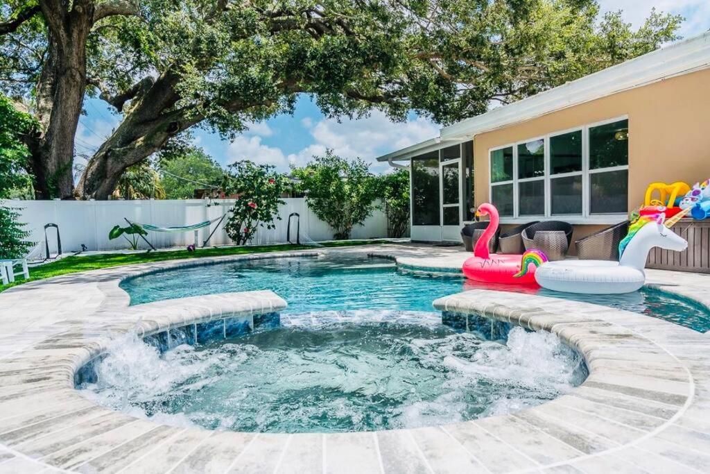 Heated Pool & Jetted -- Mins To