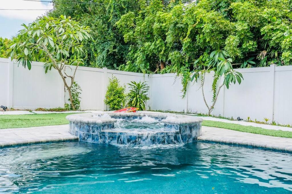 Heated Pool & Jetted -- Mins To