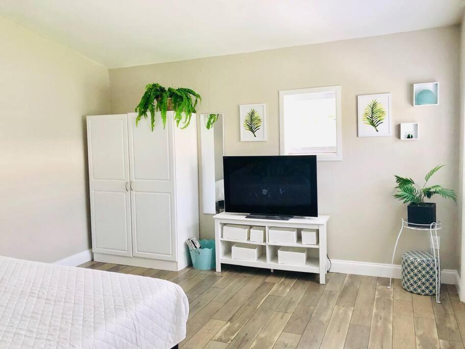 Paradise Hideaway Entire Guest Near Holiday home *