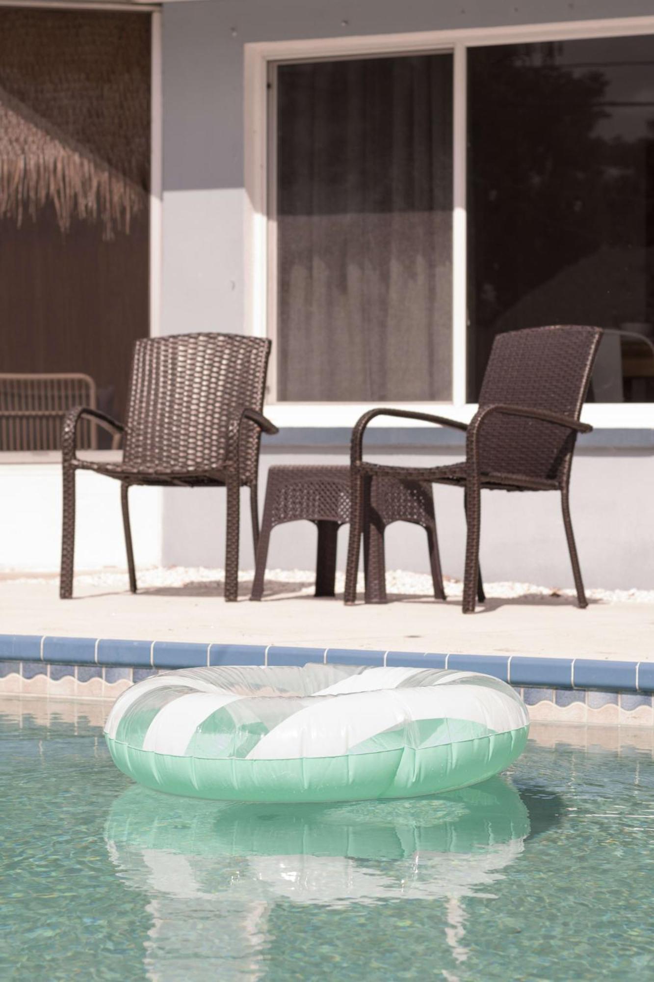 Free Heated Pool 6 Mi To *