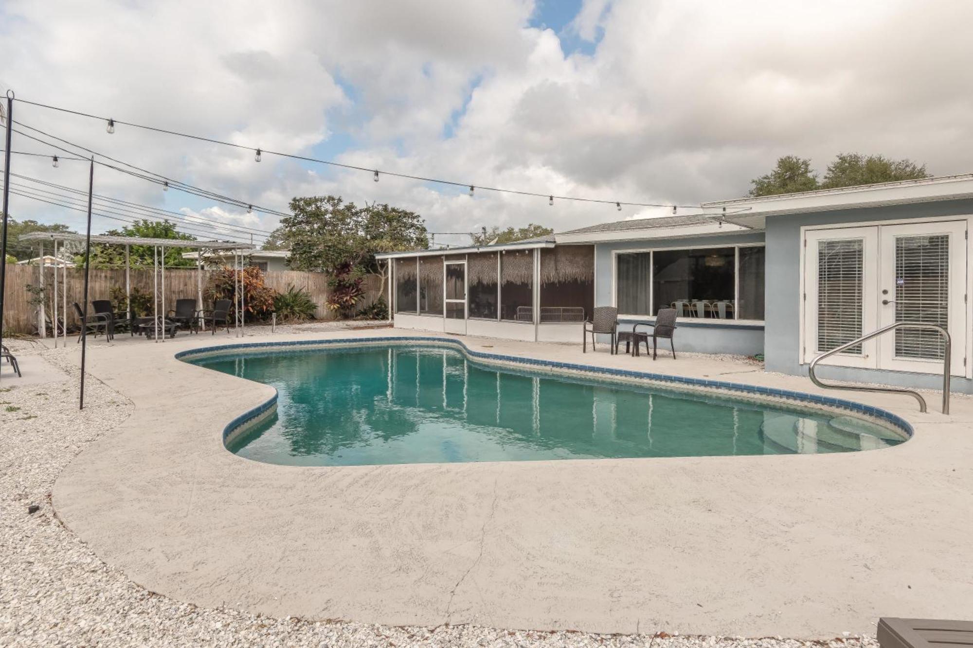 Free Heated Pool 6 Mi To *