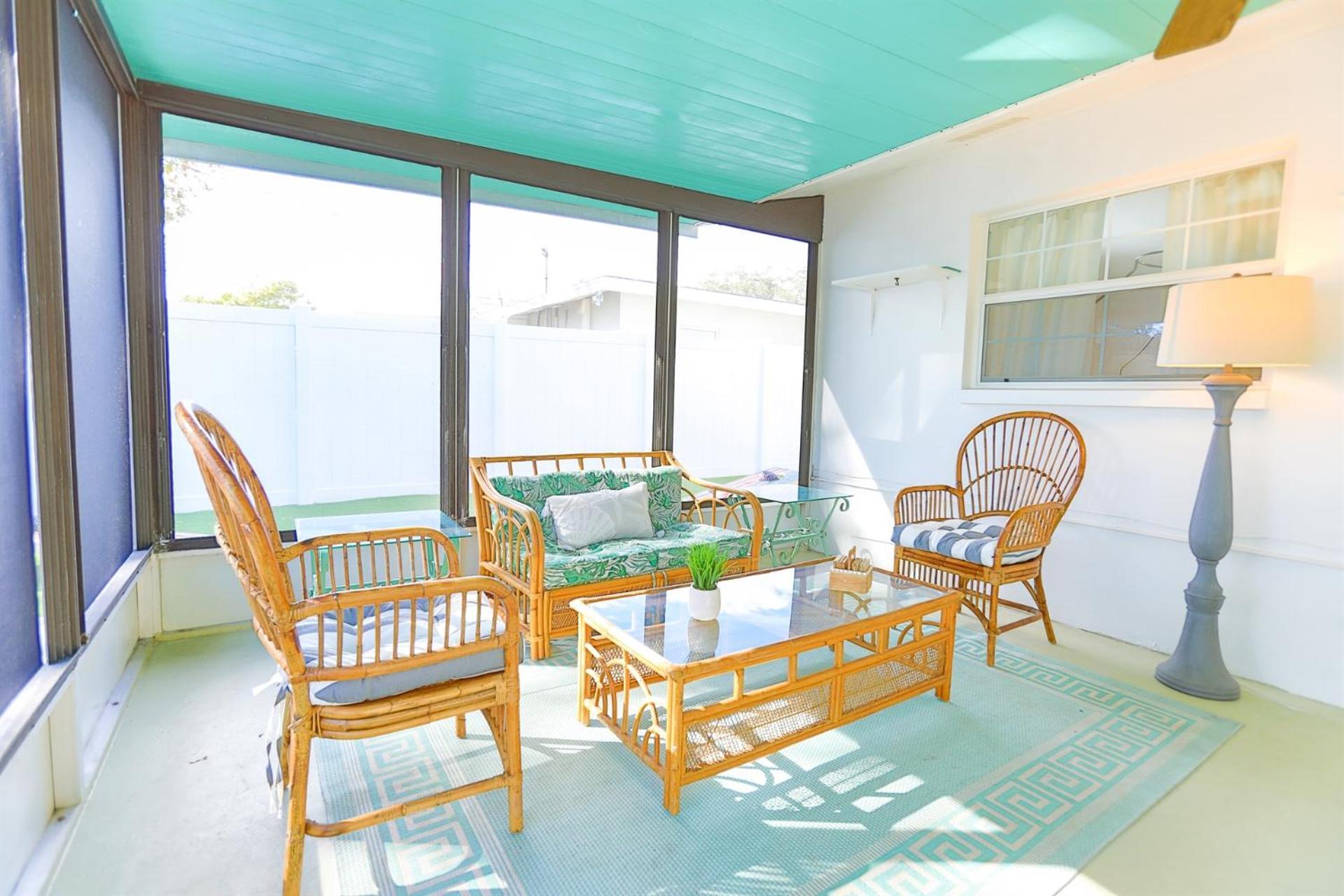 Magnolia • • Bbq • Sunroom *