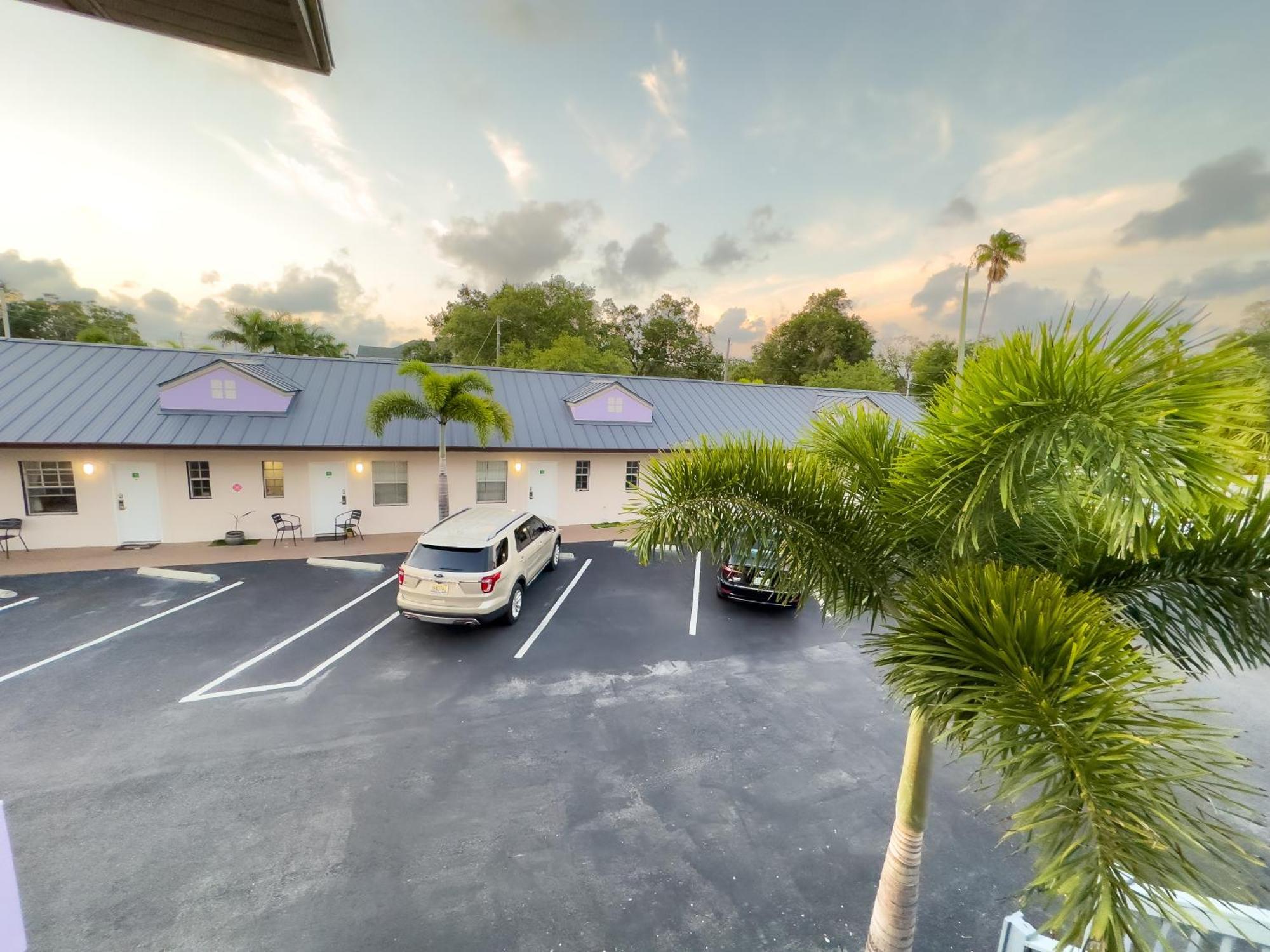 Apartment 1k Bed With Shared Pool 02 Clearwater
