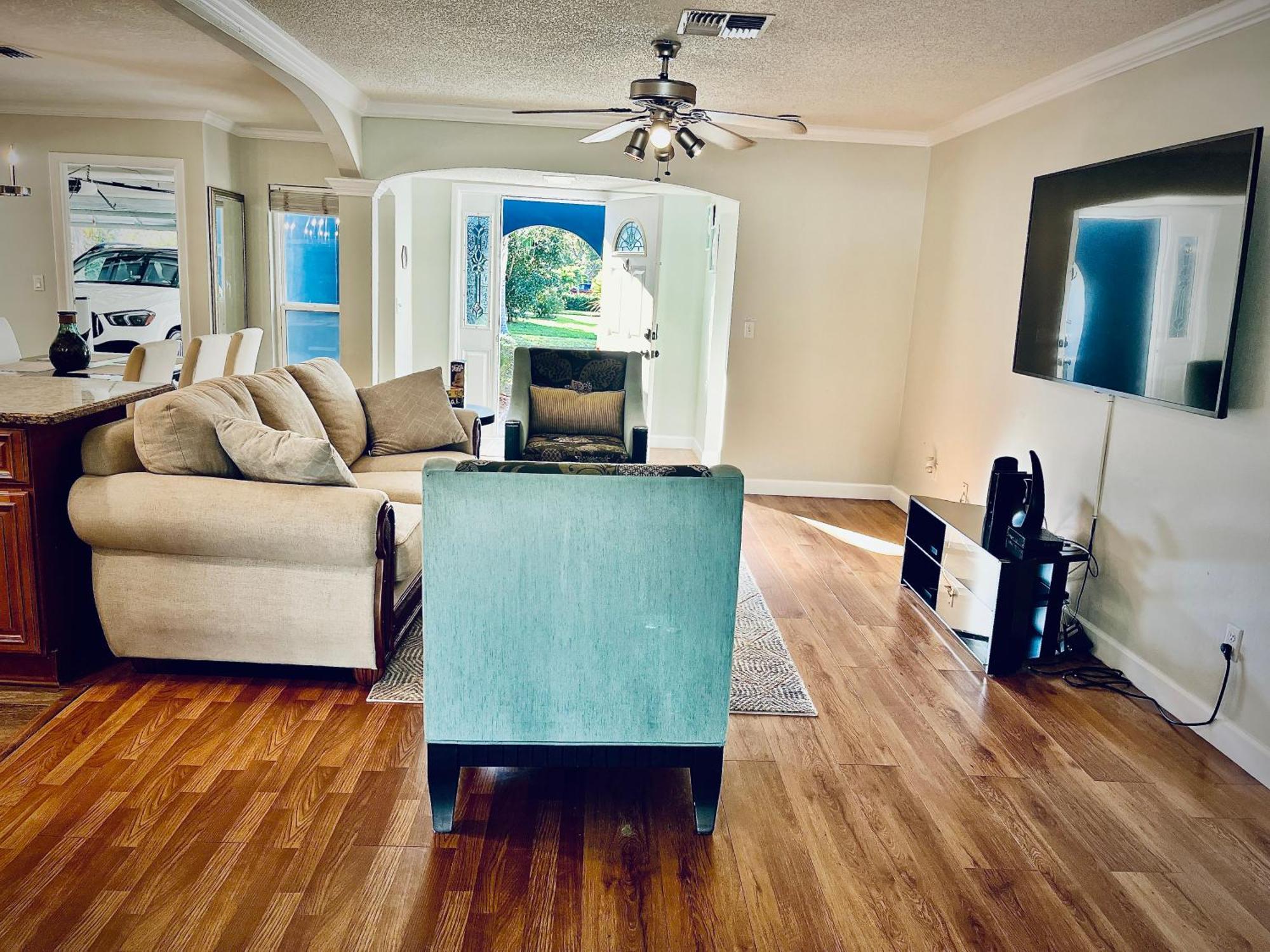 Cheerful 3 Bedroom Mins From Holiday home *