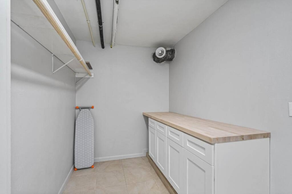 Holiday home 2 Story Pool Mins From The