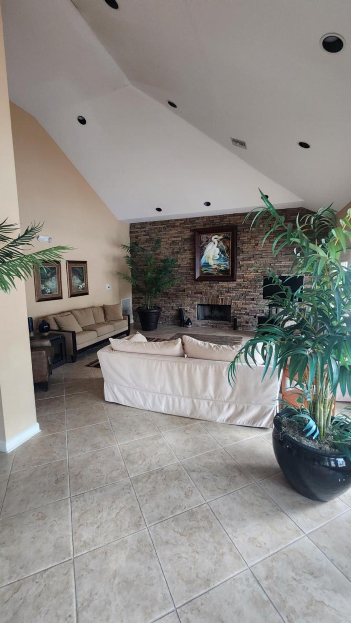 Dream Vacation Lovely Minutes From King Bed Heated Pool Gym Apartment *