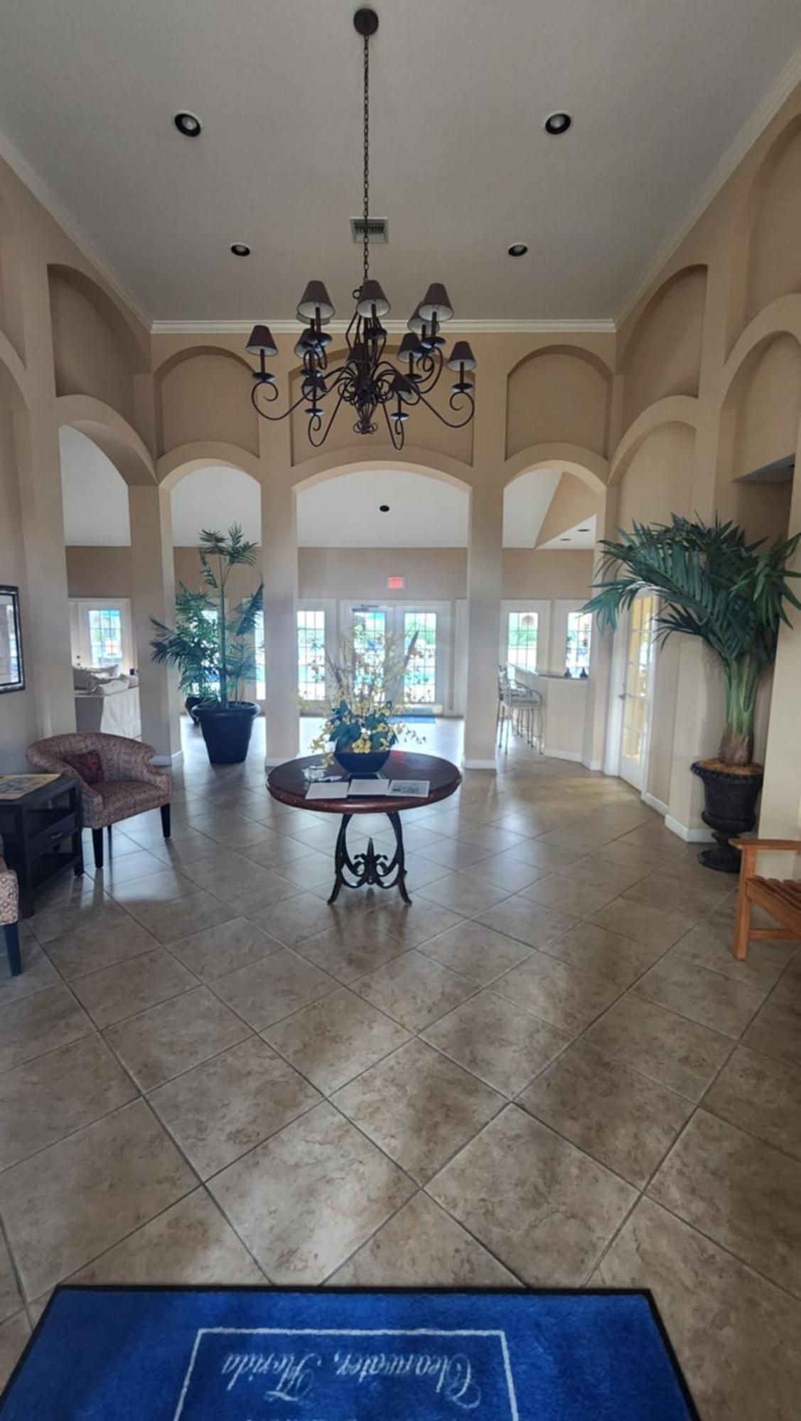 Dream Vacation Lovely Minutes From King Bed Heated Pool Gym