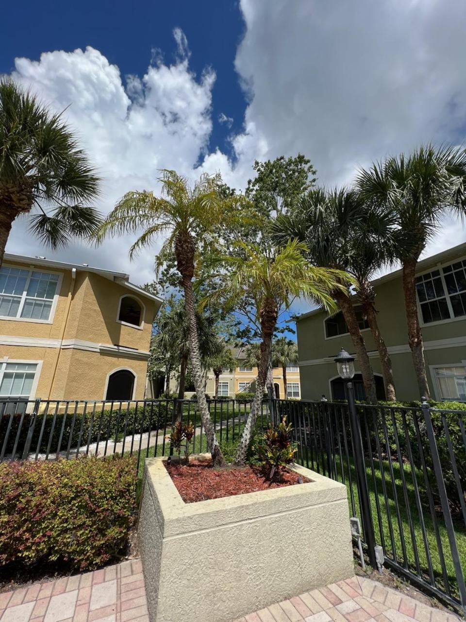 Dream Vacation Lovely Minutes From King Bed Heated Pool Gym Apartment