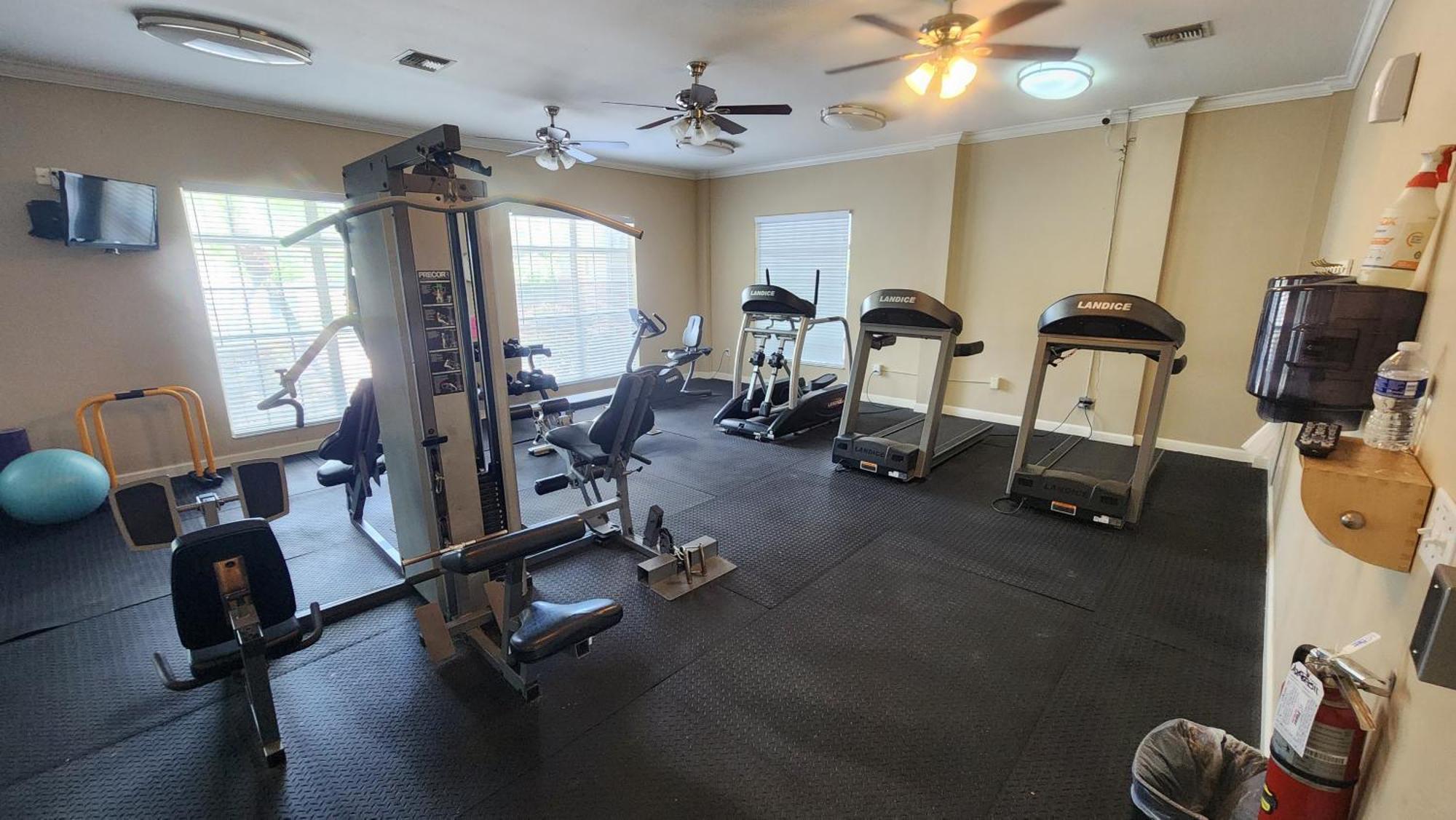 Dream Vacation Lovely Minutes From King Bed Heated Pool Gym Clearwater