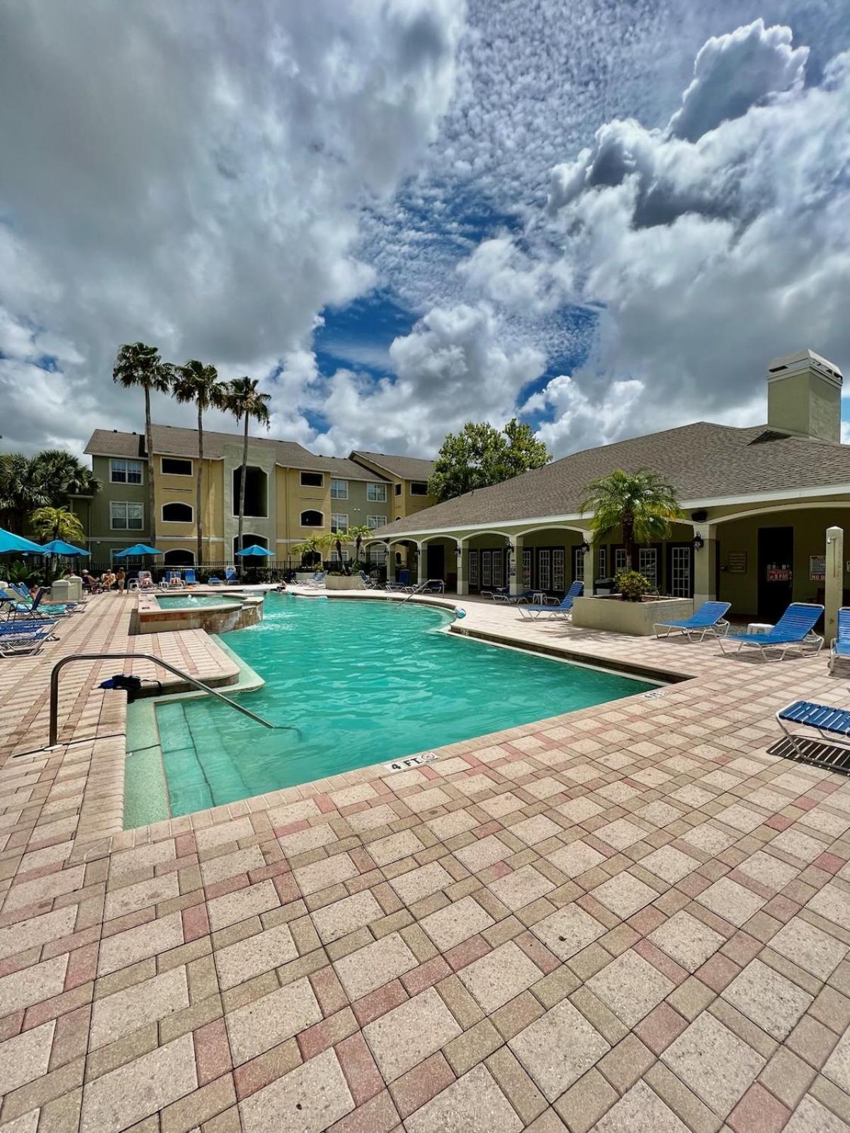 Dream Vacation Lovely Minutes From King Bed Heated Pool Gym Apartment