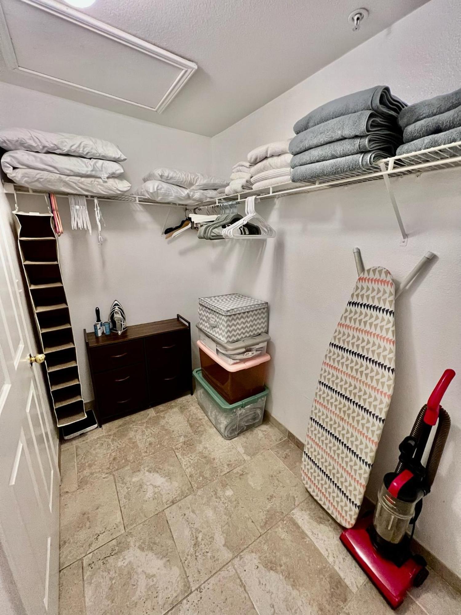 Dream Vacation Lovely Minutes From King Bed Heated Pool Gym *