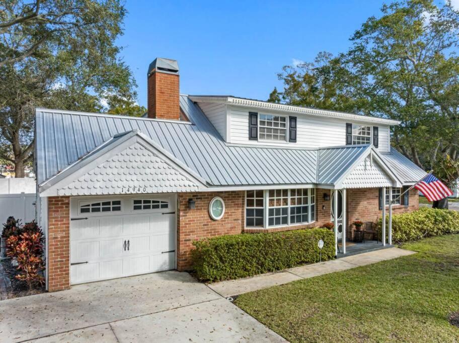 Cottage, Minutes From The Beach!