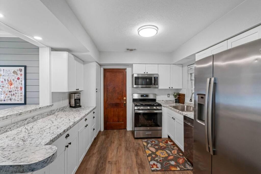 Cottage, Minutes From The Beach! *