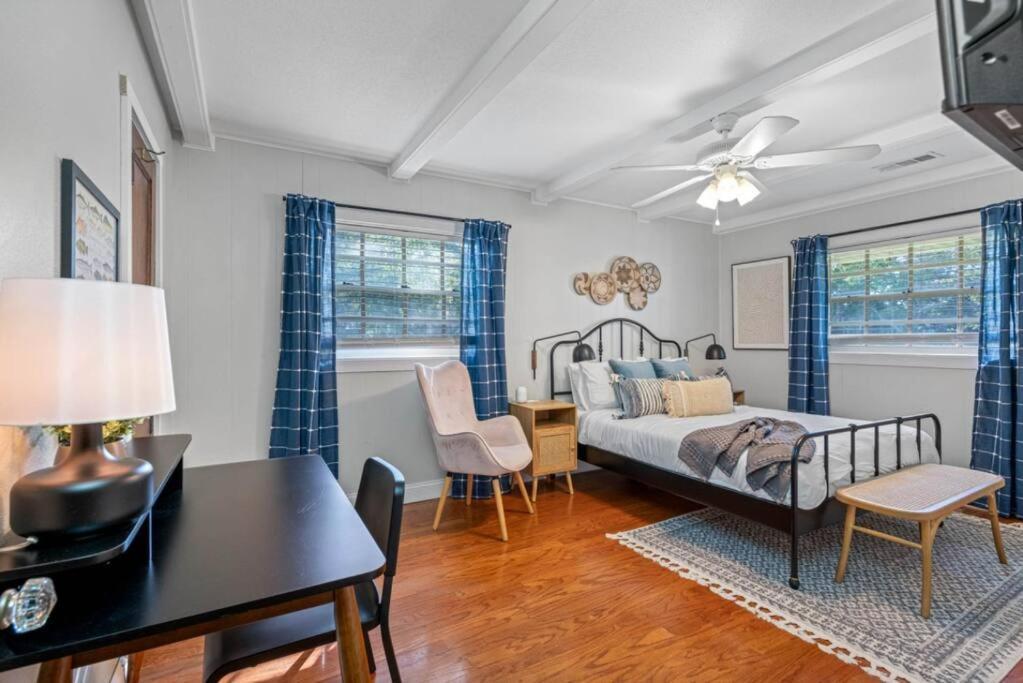 Cottage, Minutes From The Beach!