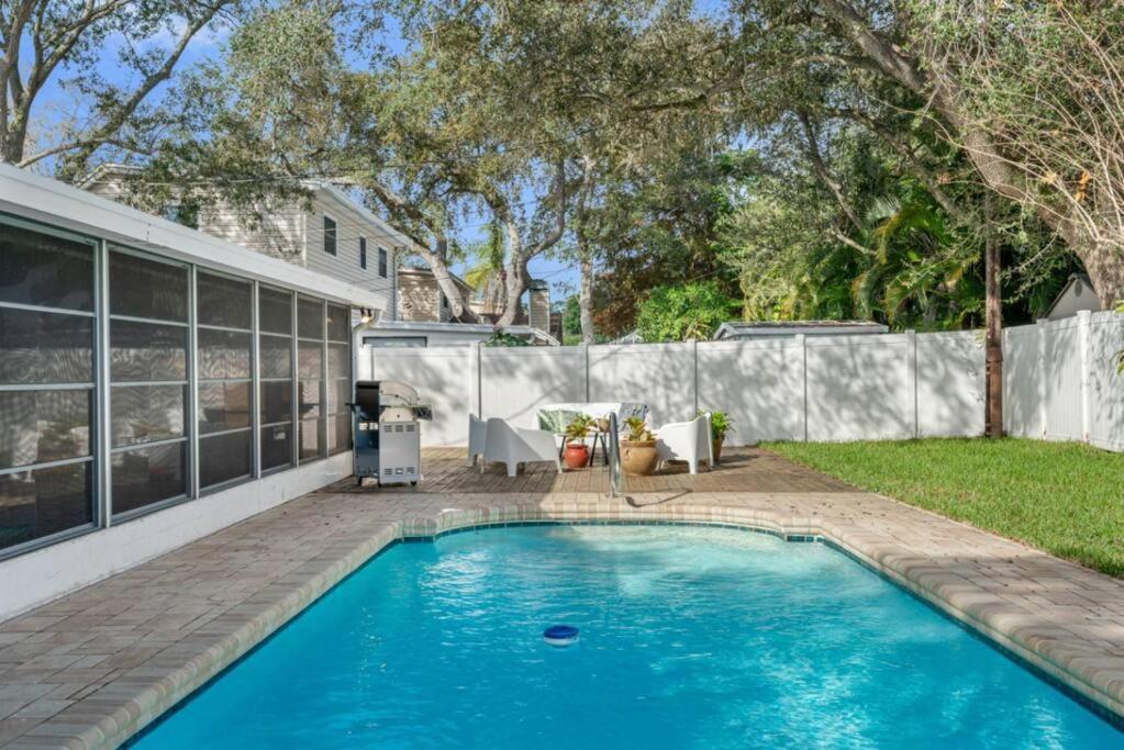 Cottage, Minutes From The Beach! Clearwater