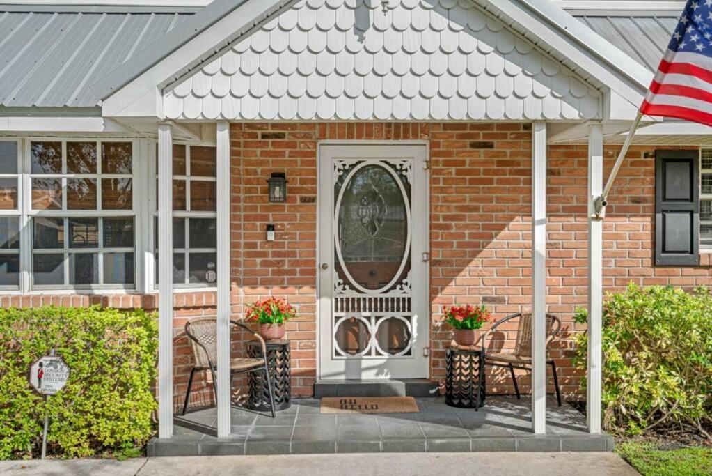 Holiday home Cottage, Minutes From The Beach! *