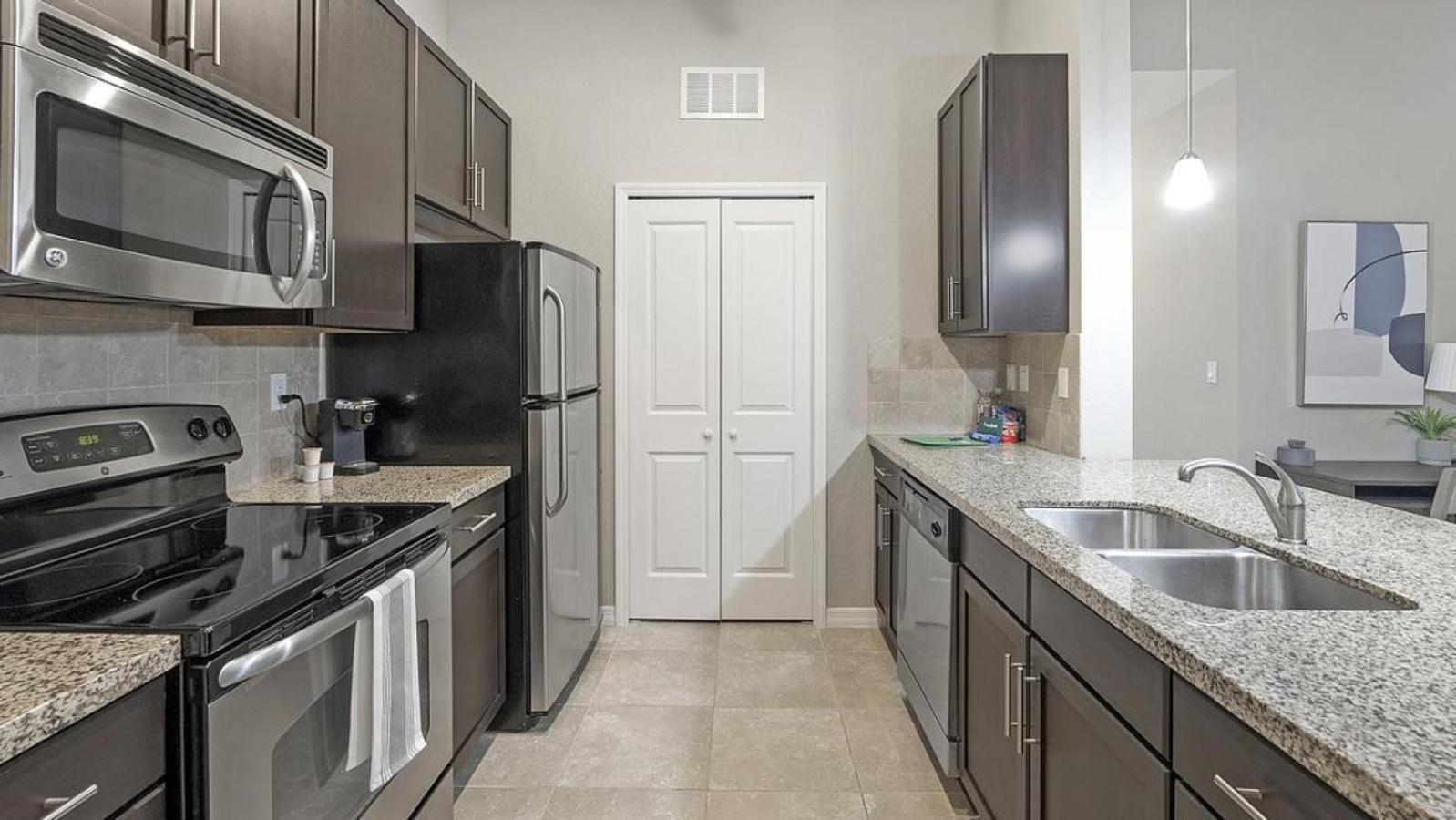 Landing - Modern With Amazing Amenities Clearwater