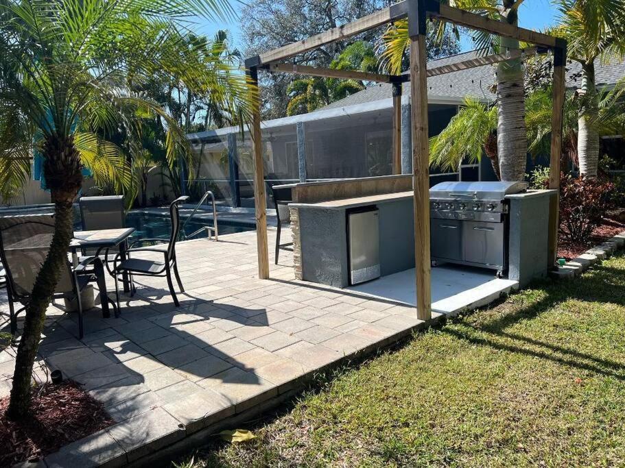 Holiday home Tropical Paradise - Heated Pool, & Bbq - Close To Restaurants & Beaches! Clearwater