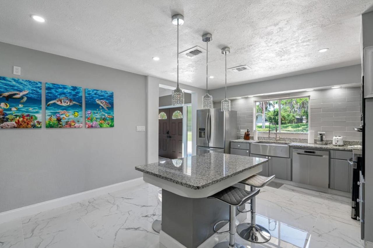 Villa Escape To Pool Luxury W 4-bedroom Clearwater