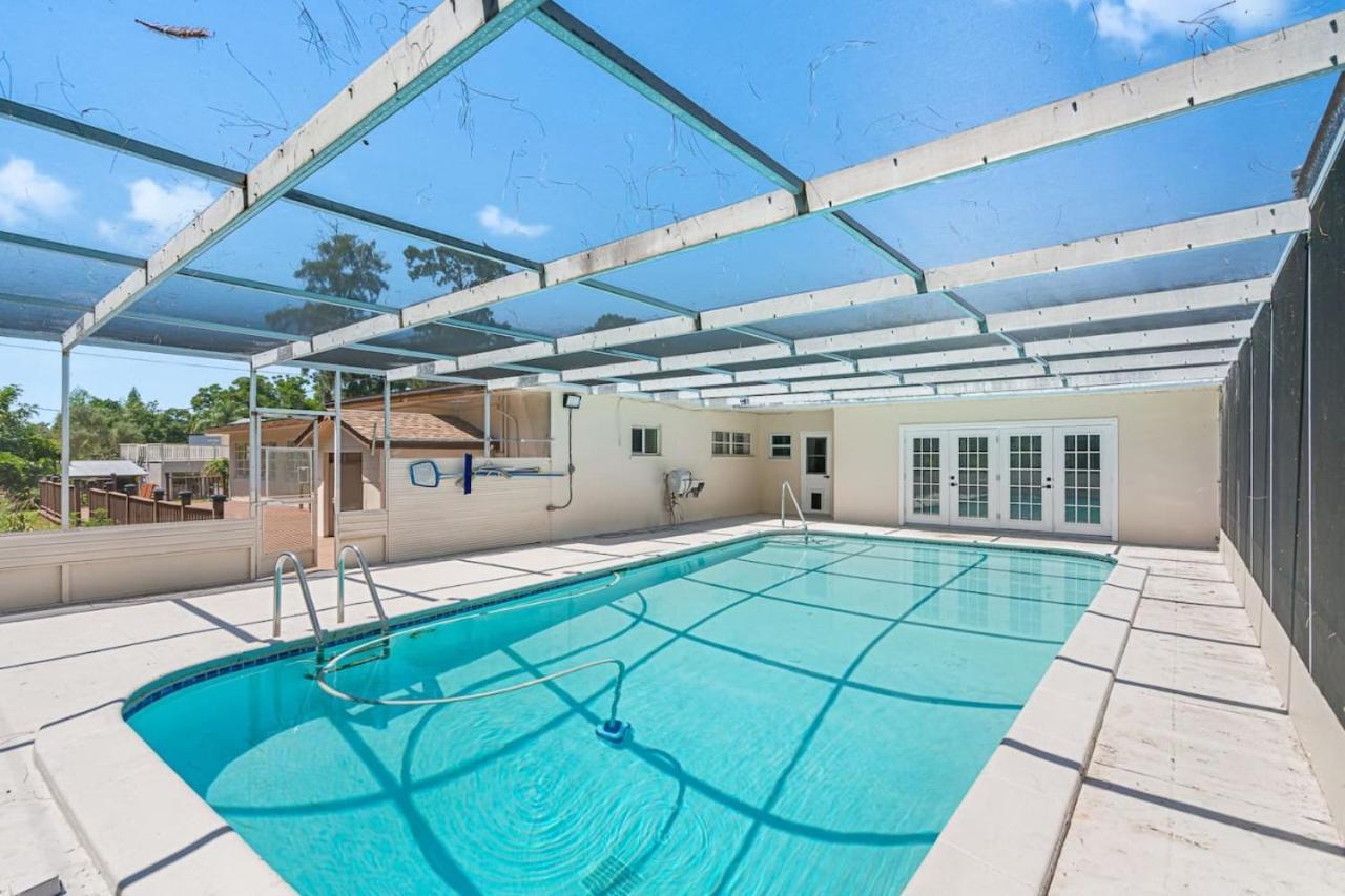 Escape To Pool Luxury W 4-bedroom Villa Clearwater