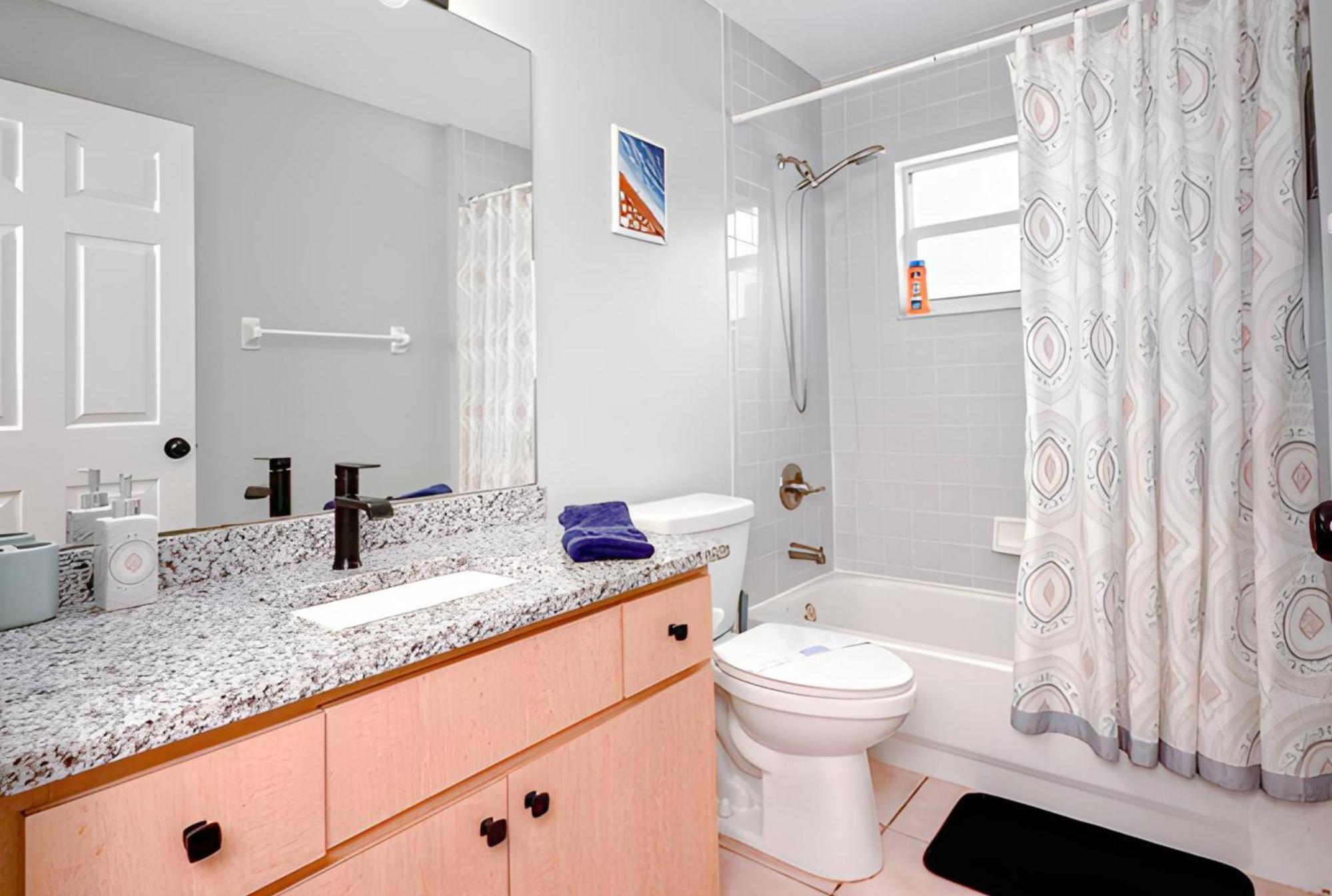 Simple House 5 Beds 4 Baths Near Beach