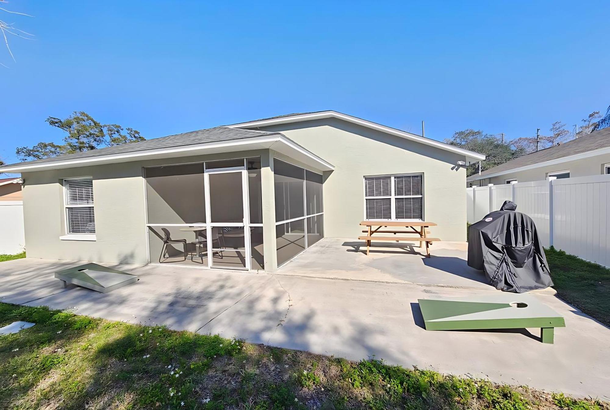 Simple House 5 Beds 4 Baths Near Beach *