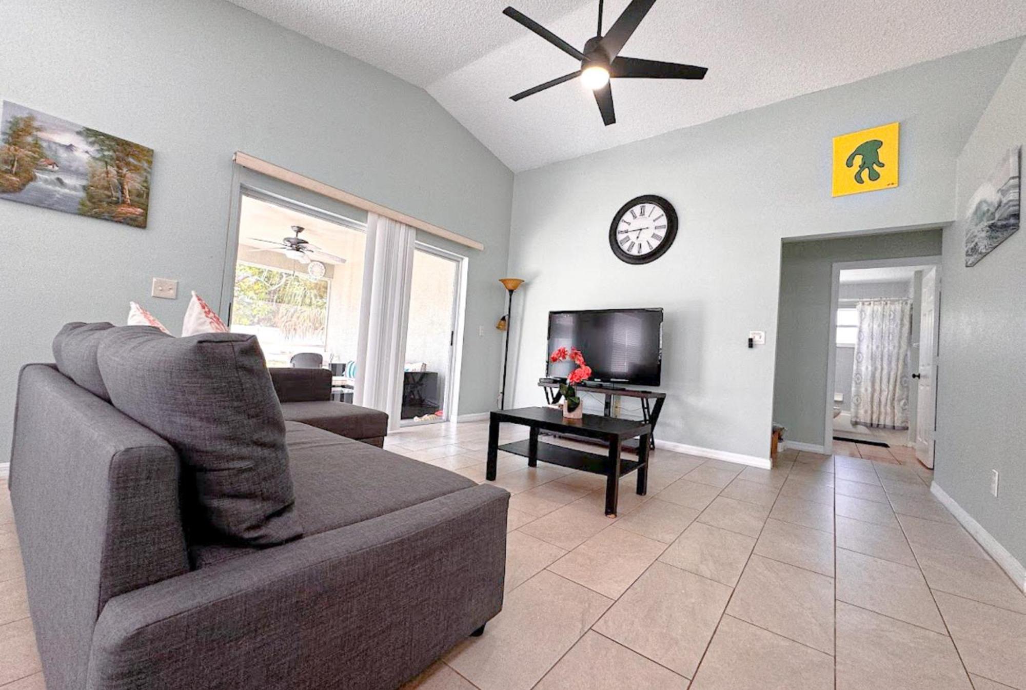 Simple House 5 Beds 4 Baths Near Beach