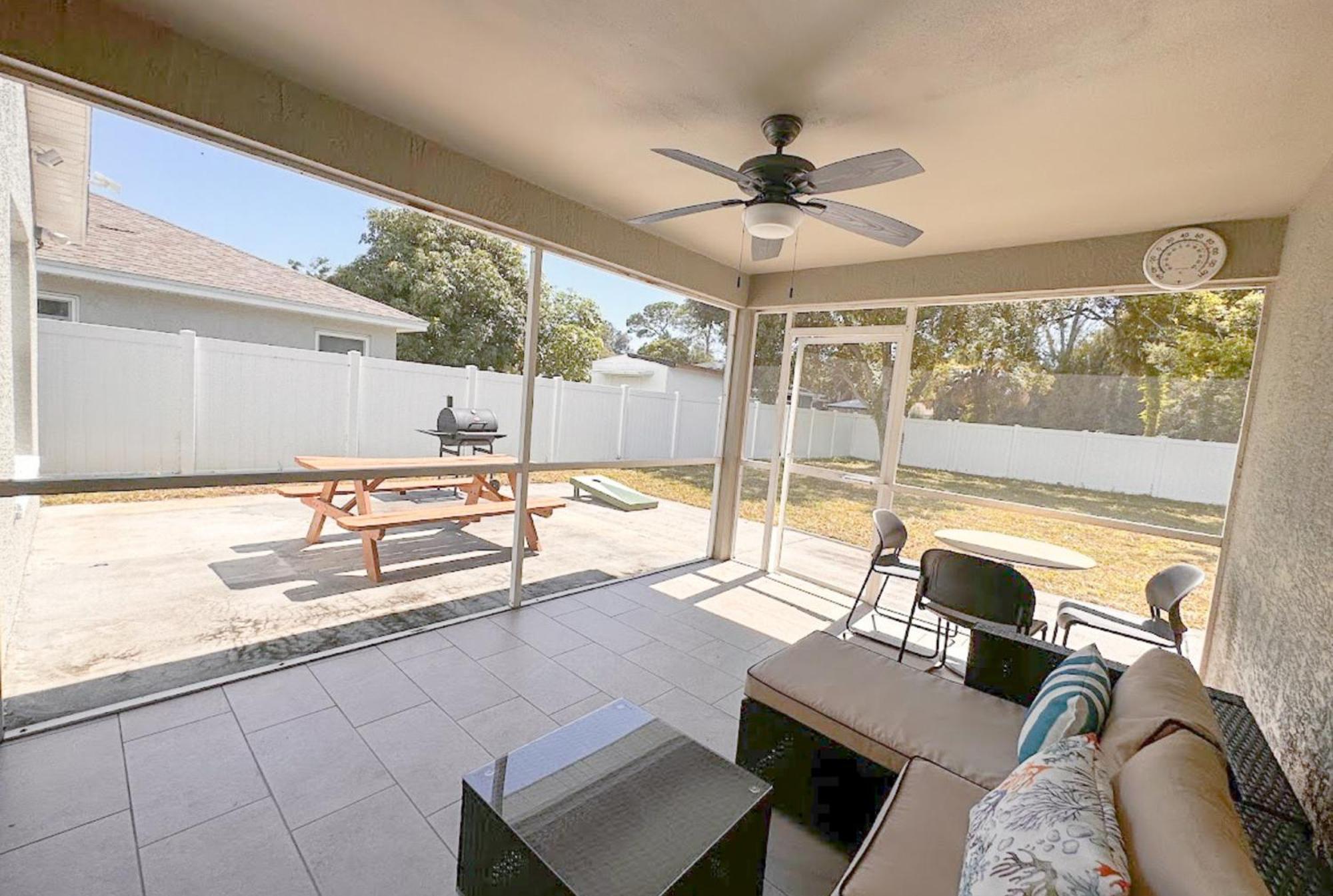 Simple House 5 Beds 4 Baths Near Beach *
