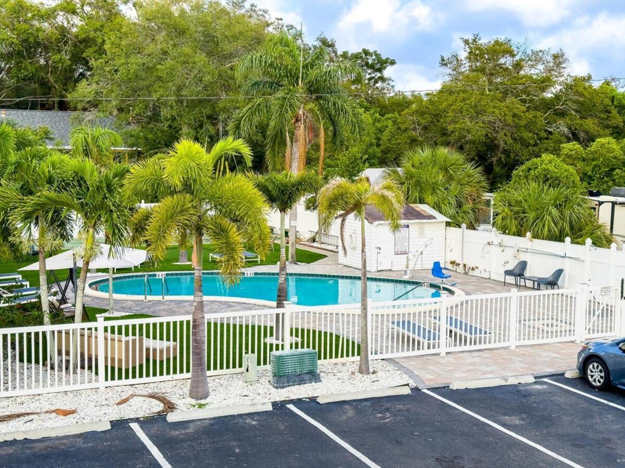 2b1b Stylish Little House W Shared Pool 511 Clearwater