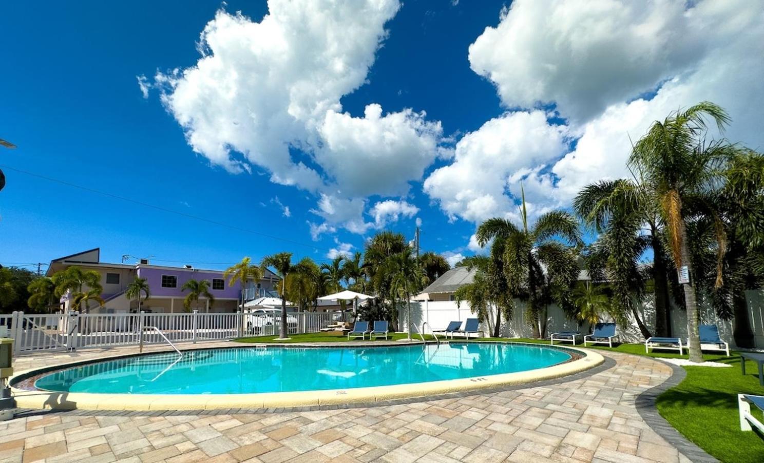 1k Bed With Shared Pool 06 Apartment *