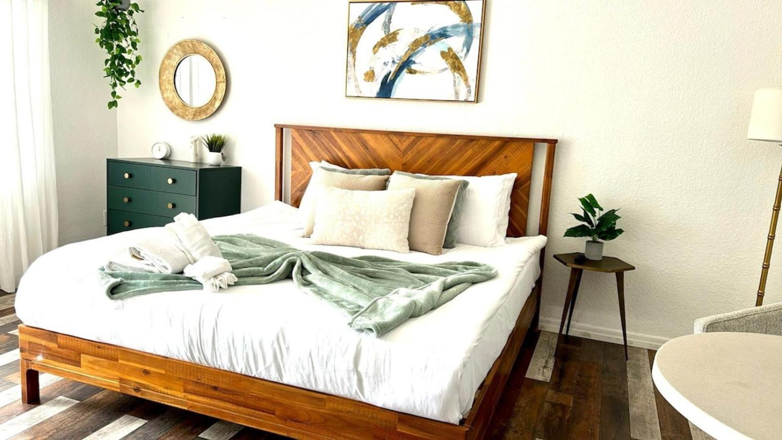 1k Bed With Shared Pool 07 * Clearwater