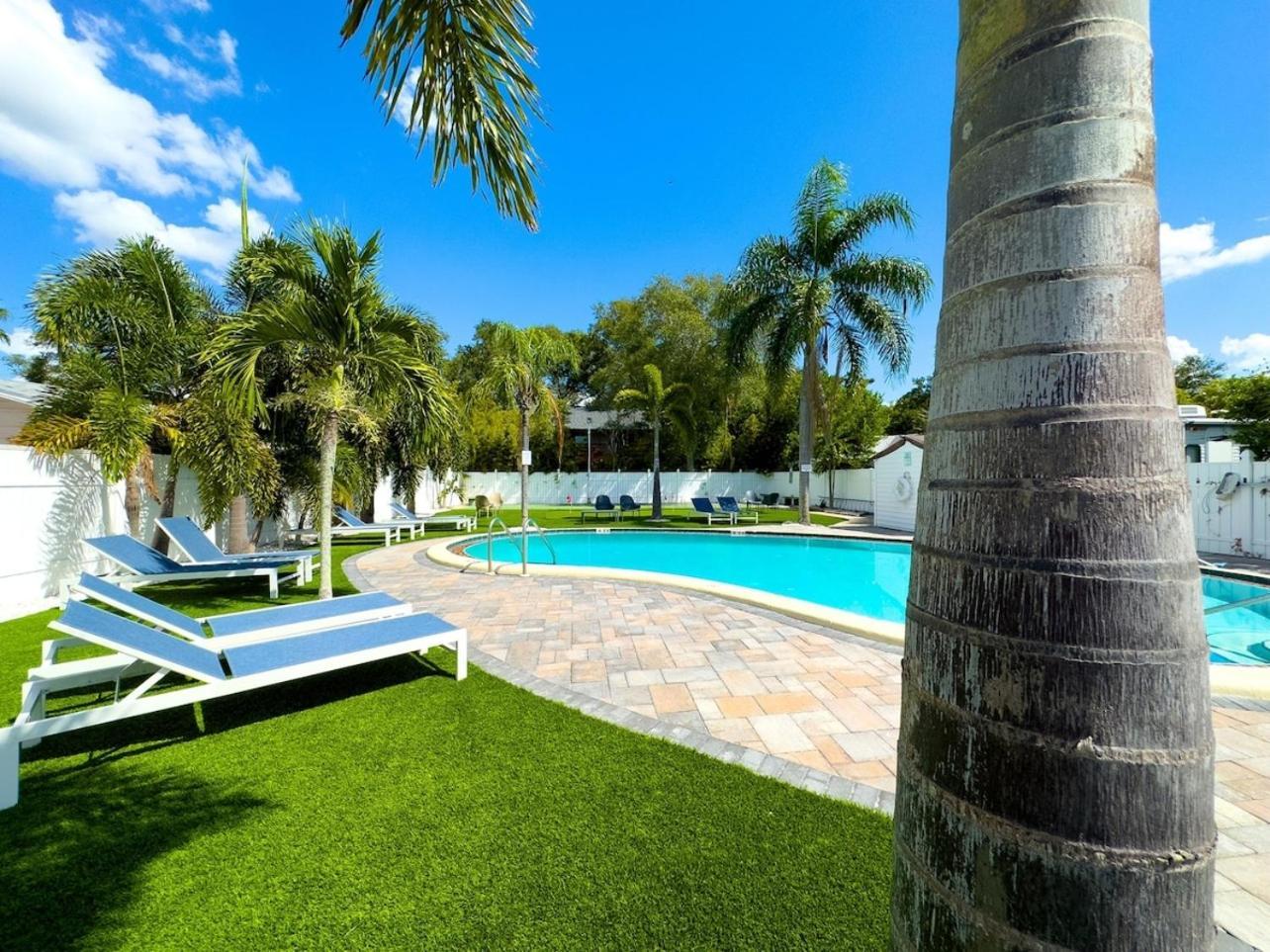 1k Bed With Shared Pool 07 Clearwater