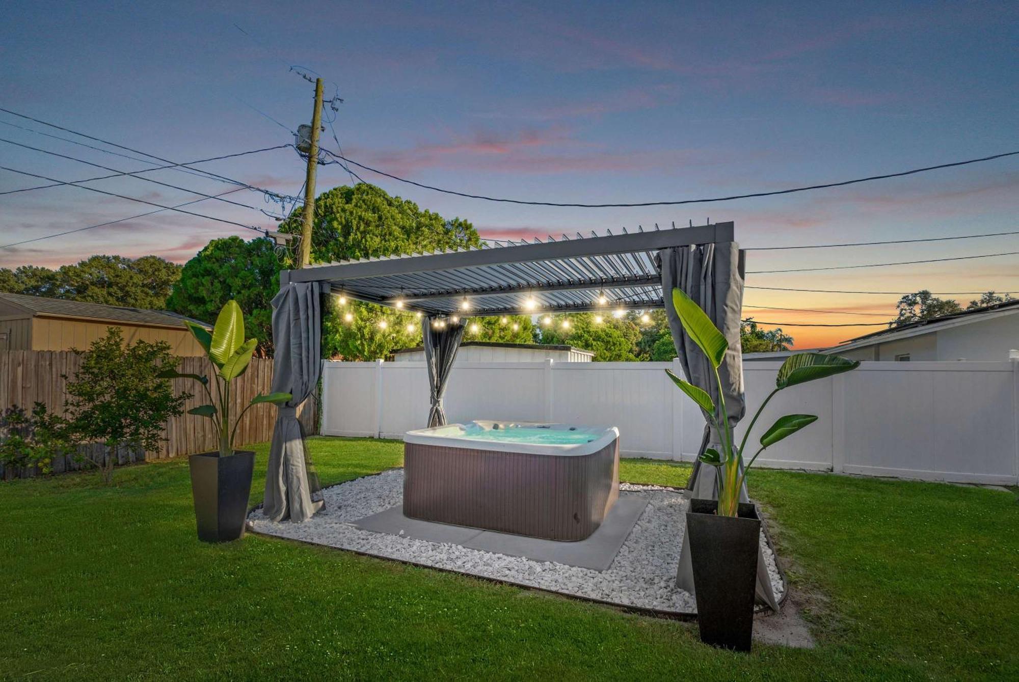 The Beverley Pool Hot Tub Near Holiday home *