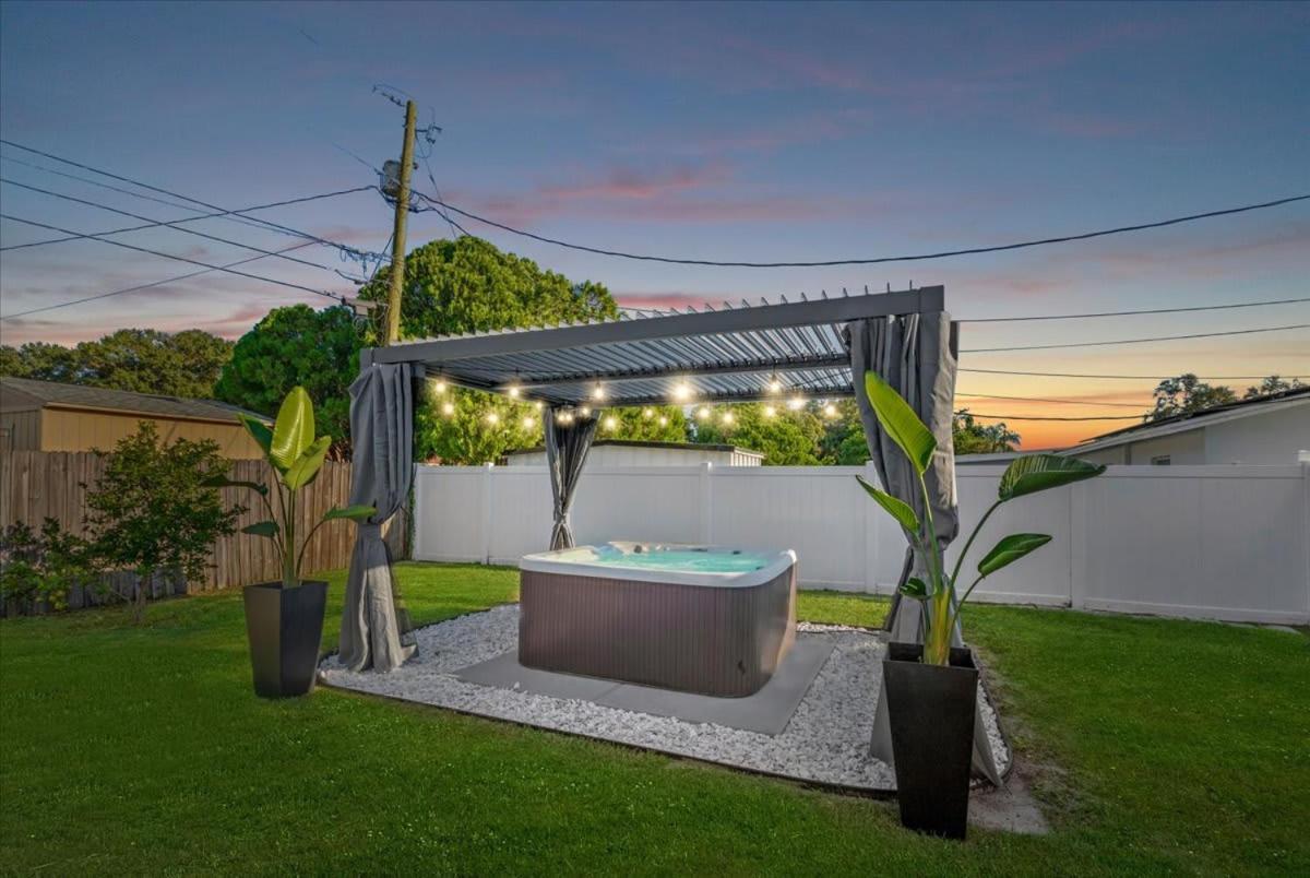 The Beverley Pool Hot Tub Near *