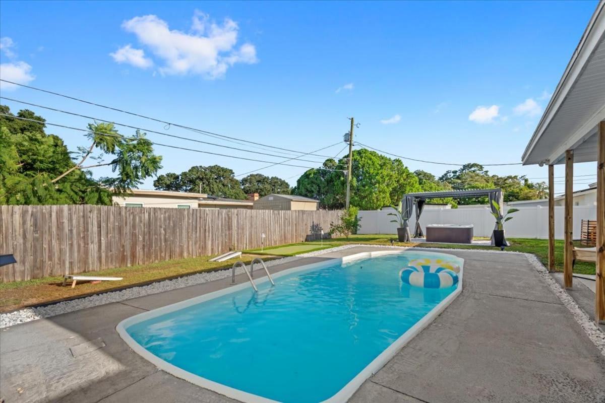 The Beverley Pool Hot Tub Near Holiday home *