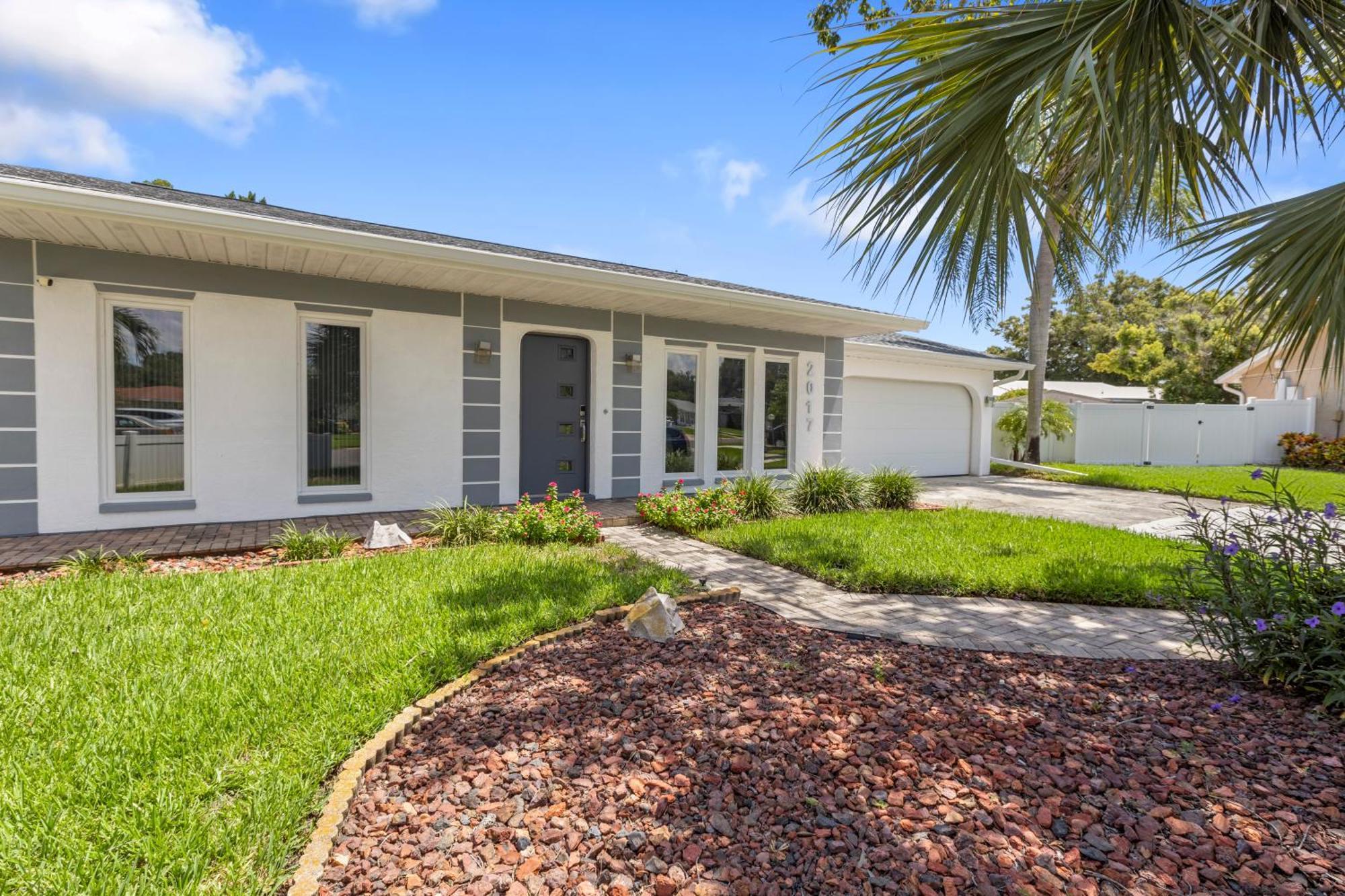 Relaxing Coastal Comfort - Heated Pool Holiday home