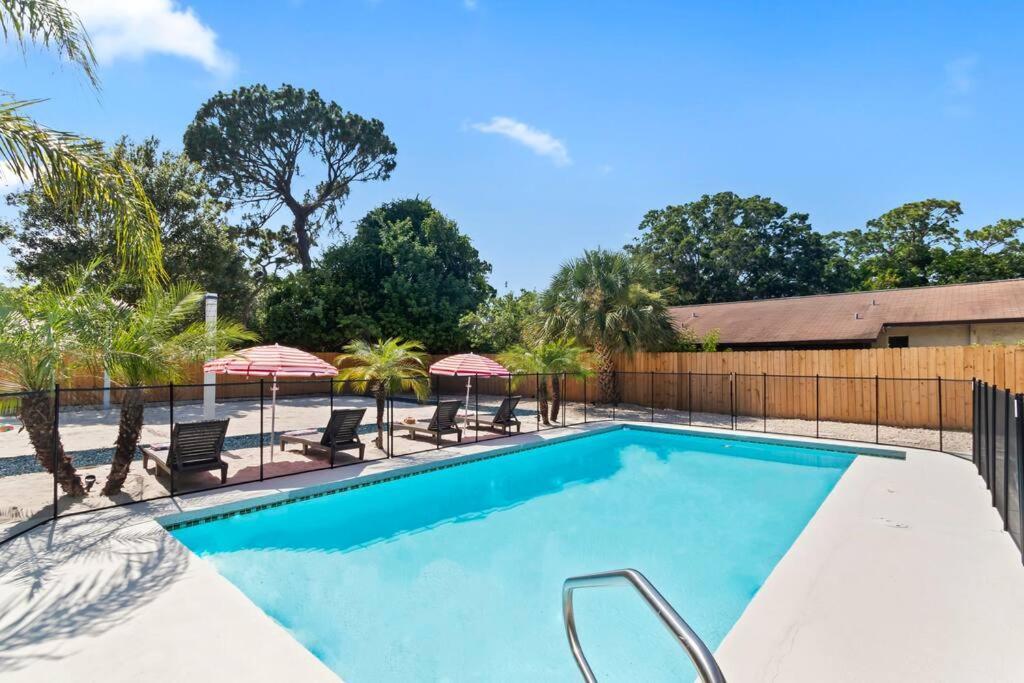 Urban Escape Artificial W Volleyball Pit Apartment *