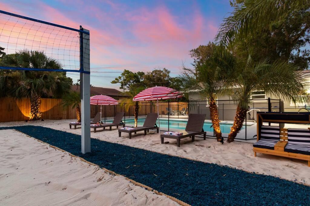 Apartment Urban Escape Artificial W Volleyball Pit